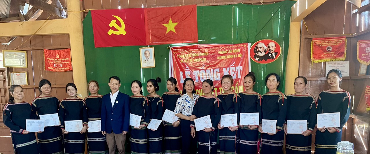 Bế giảng lớp truyền dạy Dệt thổ cẩm truyền thống của người Êđê Buôn Kbu xã Hòa Khánh